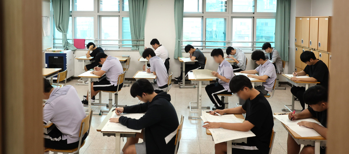 ▲2027학년도 대학수학능력시험 앞두고 마지막 모의평가가 실시된 지난달 2일 인천 부평고등학교에서 수험생들이 답안지를 작성하고 있다. (뉴시스)