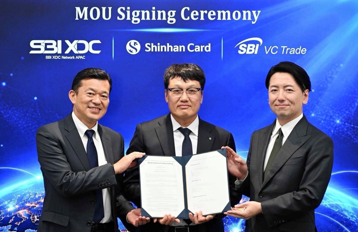 ▲신한카드는 20일 일본 도쿄 SBI 그룹 본사에서 'SBI VC Trade', 'SBI XDC Network APAC'와 글로벌 결제 생태계 확장을 위한 업무 협약식을 진행했다고 21일 밝혔다. 협약식에 참석한 (사진 왼쪽부터) 요시다 타다시 SBI XDC Network APAC 최고운영책임자(COO), 박창훈 신한카드 사장, 콘도 토모히코 SBI VC Trade 대표가 업무협약을 체결하고 기념사진을 촬영하고 있다. (사진제공 = 신한카드)