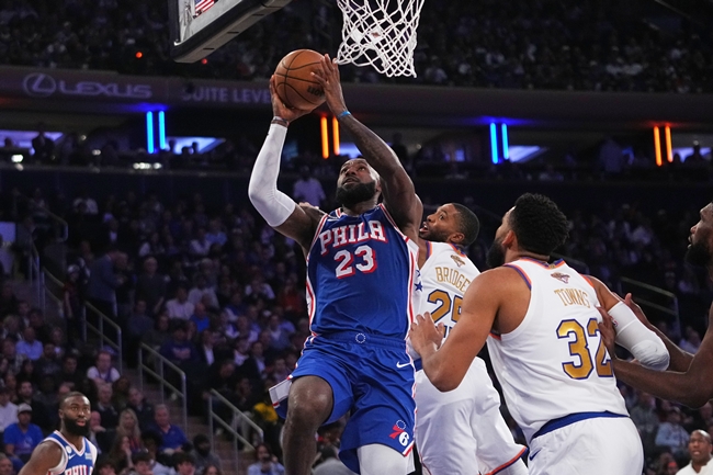 ▲20일(현지시간) 미국 뉴욕에서 열린 NBA 농구 경기 후반전 중, 필라델피아 세븐티식서스의 포워드 르브론 제임스(23번)가 뉴욕 닉스의 센터 칼-앤서니 타운스(32번)와 가드 미칼 브릿지스의 수비를 받으며 돌파하고 있다. (AP/연합뉴스)