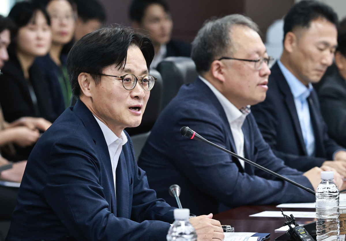 ▲김정관(왼쪽) 산업통상부 장관 (사진제공=산업통상부)