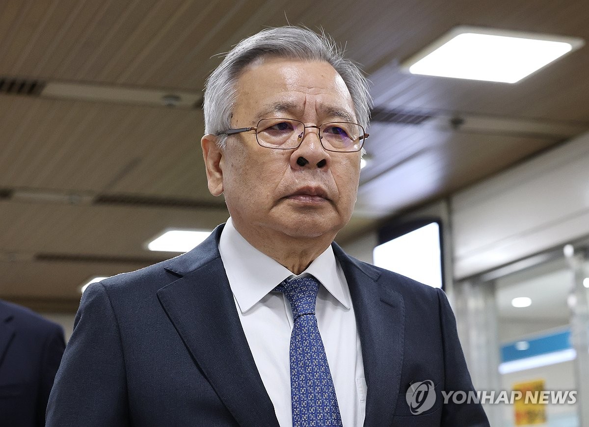 ▲른바 '50억 클럽'에 연루돼 재판에 넘겨진 박영수 전 특별검사가 21일 서울 서초구 서울고법에서 열린 항소심 선고 공판에 출석하고 있다. (연합뉴스)