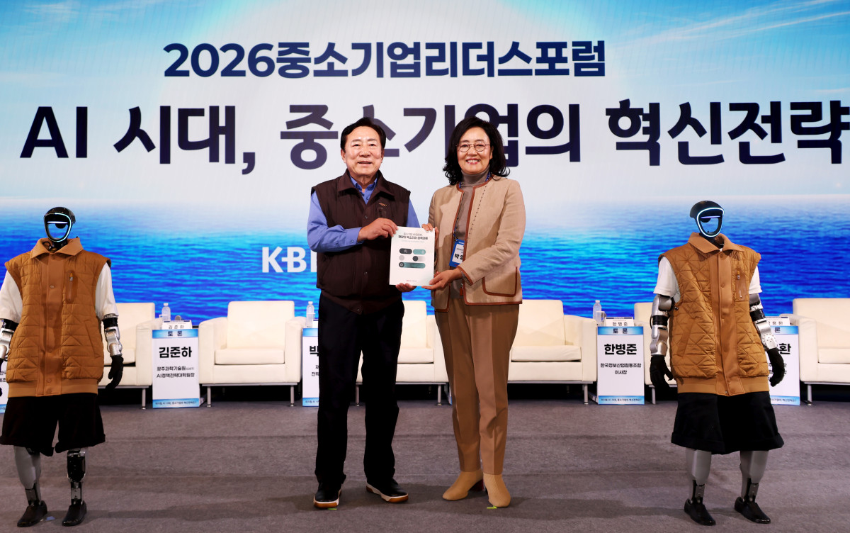 ▲김기문 중소기업중앙회장(왼쪽)이 21일 롯데호텔 제주에서 진행된 정책토론회를 앞두고 박영선 재정경제부 전략경제자문단 위원장에게 중소기업 AI 대전환 정책과제를 전달하고 있다. (사진제공=중소기업중앙회)