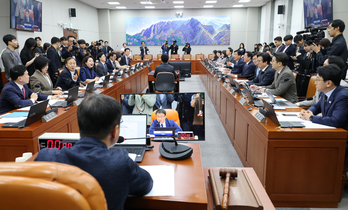 ▲21일 국회에서 열린 운영위원회 전체회의에서 여야 위원들이 국정감사 증인 채택을 두고 언쟁을 벌이고 있다. 사진=연합뉴스
