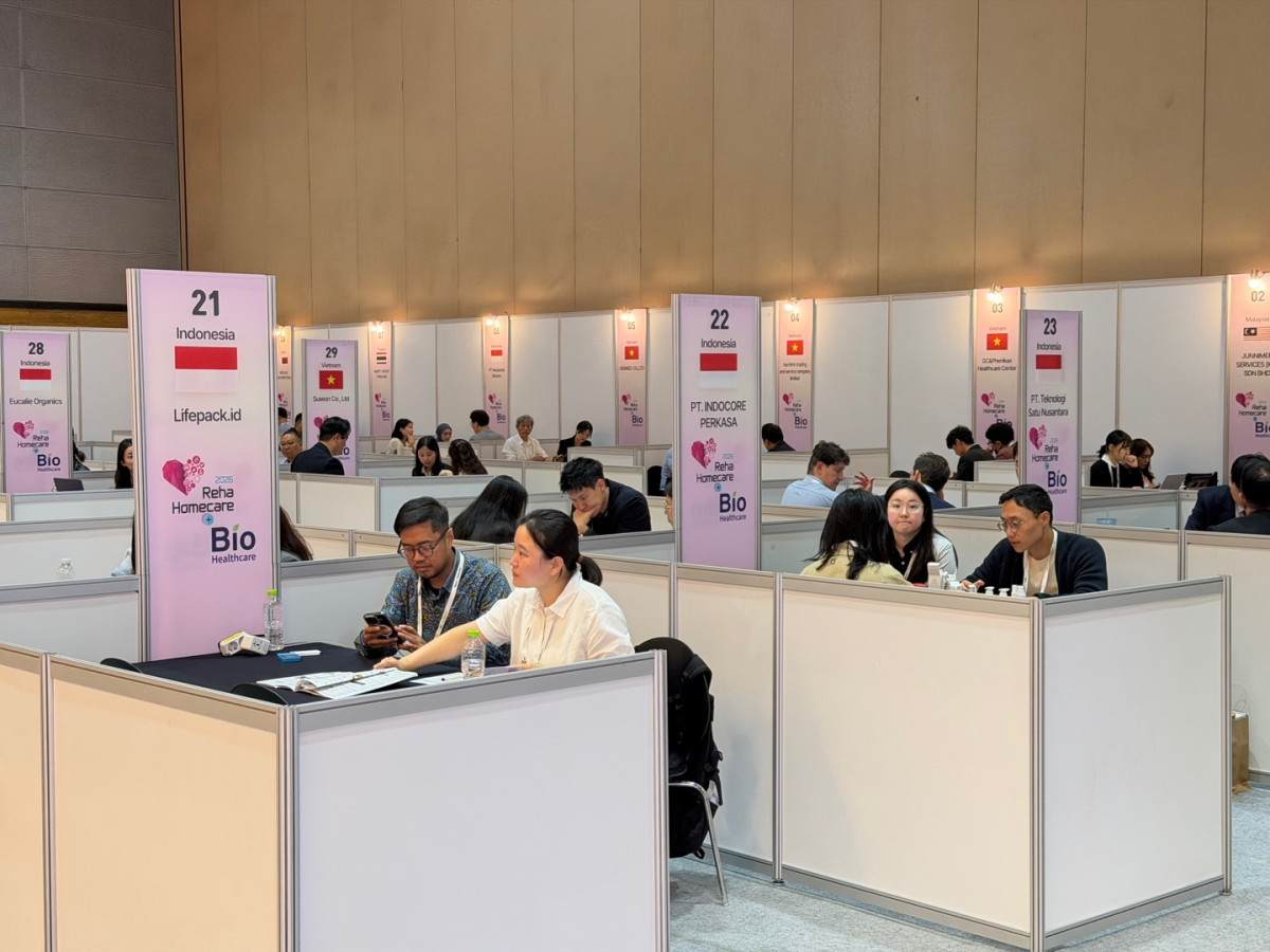 ▲21일 서울 강남구 코엑스에서 개막한 ‘2026 홈케어·재활·복지 전시회' 바이어 비즈니스 상담회장에서 참가 기업 관계자들이 인도네시아·베트남 등에서 온 해외 바이어와 제품 상담을 하고 있다.(이준호 기자)
