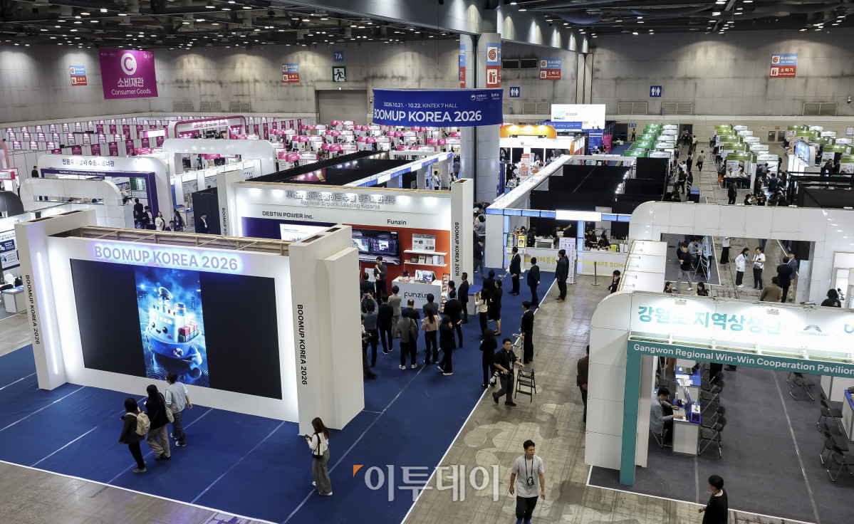 ▲21일 경기 고양시 킨텍스 제2전시장에서 열린 '2026 수출 붐업코리아'를 찾은 관람객 및 해외 바이어들이 상품을 둘러보고 있다. 2015년 처음 시작된 수출 붐업코리아는 해외 유력 바이어를 국내로 초청해 우리 기업과 일대일 비즈니스 상담을 지원하는 종합 수출상담회다. 고성준 기자 joonko1@