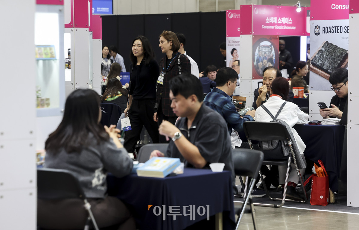 ▲21일 경기 고양시 킨텍스 제2전시장에서 열린 '2026 수출 붐업코리아'를 찾은 관람객 및 해외 바이어들이 상품을 둘러보고 있다. 2015년 처음 시작된 수출 붐업코리아는 해외 유력 바이어를 국내로 초청해 우리 기업과 일대일 비즈니스 상담을 지원하는 종합 수출상담회다. 고성준 기자 joonko1@