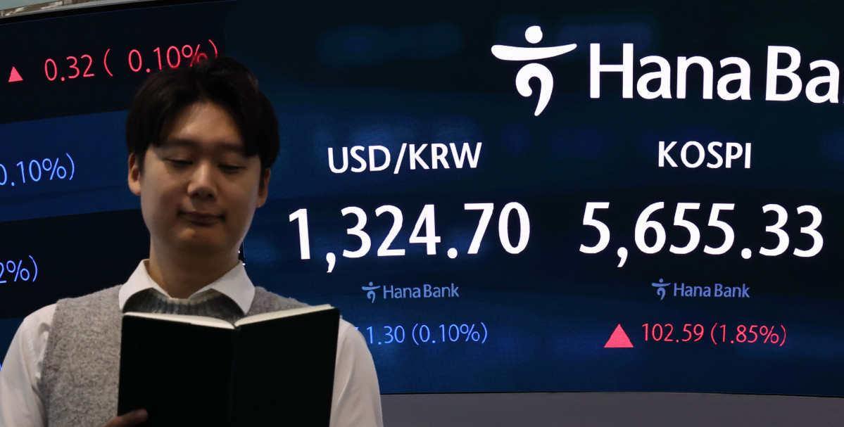 ▲21일 서울 중구 하나은행 본점 딜링룸 현황판에 코스피 등이 표시되고 있다. (사진= 연합뉴스)