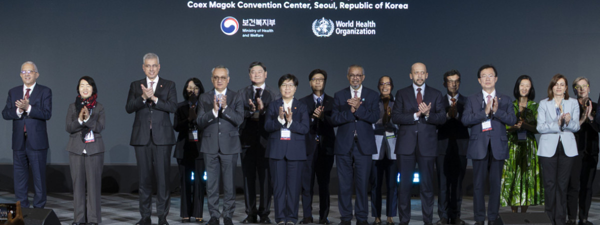 ▲헨리 가야르도 국제병원연합(IHF) 회장, 정은경 보건복지부장관, 테워드로스 아드하놈 거브러여수스 세계보건기구(WHO) 사무총장을 포함한 참석자들이 21일 서울 강서구 코엑스 마곡에서 열린 2026 세계 바이오 서밋에서 기념촬영을 하고 있다. (사진제공=보건복지부)