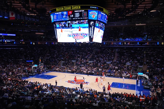 ▲15일(현지시간) 미국 뉴욕에서 열린 NBA 농구 프리시즌 경기 전반전 중, 토론토 랩터스와 뉴욕 닉스가 경기를 치르고 있다. (AP/연합뉴스)