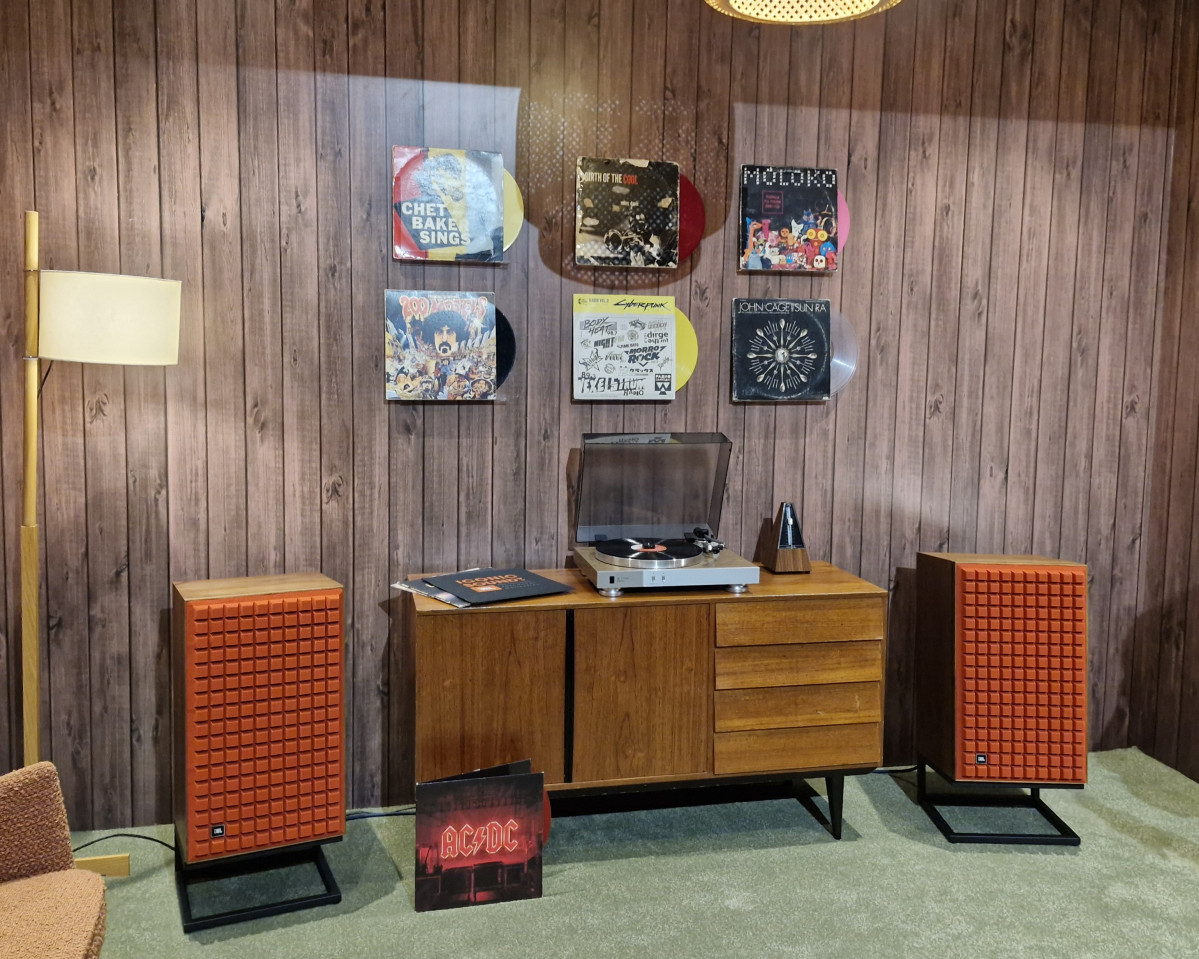 ▲21일 서울 강남구 프로젝트 스페이스 라인에 마련된 JBL ‘L100 센츄리’ 청음 공간. LP 음반과 턴테이블, 오렌지색 격자형 그릴의 스피커로 1970년대 거실 분위기를 연출했다. 손희정 기자 sonhj1220@