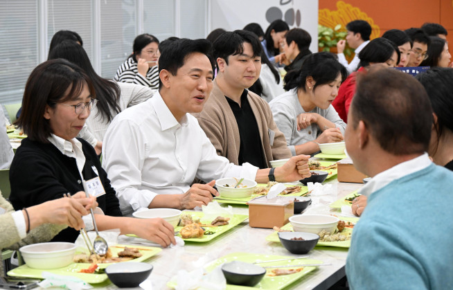 ▲오세훈 서울시장이 21일 점심시간 서울시청 본관 구내식당에서 '24시간 활력도시 서울', '서울 달빛야장' 등 야간경제 활성화 정책 담당 직원들과 오찬을 함께하며 이야기를 나누고 있다. (사진제공=서울시)