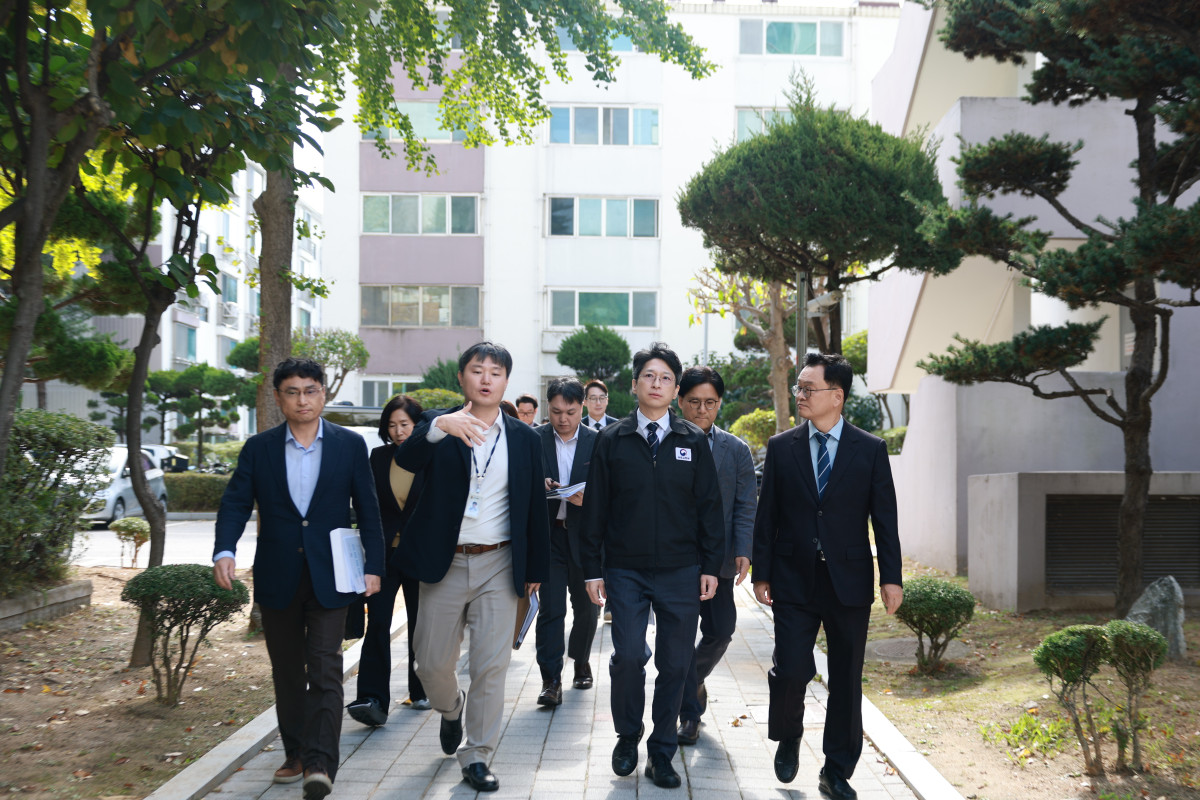 ▲홍지선 국토교통부 장관이 21일 경기 고양시 일산신도시를 방문해 노후계획도시 정비사업 추진 현황을 점검했다. (사진제공=국토교통부)
