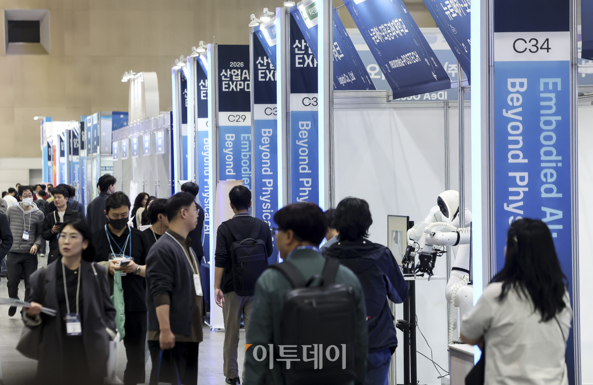 ▲21일 경기 고양시 킨텍스 제1전시장에서 열린 '2026 산업 AI EXPO'를 찾은 관람객들이 전시 부스를 살펴보고 있다. '2026 산업 AI EXPO'는 산업계 AI 혁신 생태계 구축 및 확산과 산업별 AX 비즈니스 네트워킹 및 협업 파트너십을 구축하기 위해 개최됐다. 행사는 23일까지 킨텍스 제1전시장 2홀에서 열린다. 고성준 기자 joonko1@