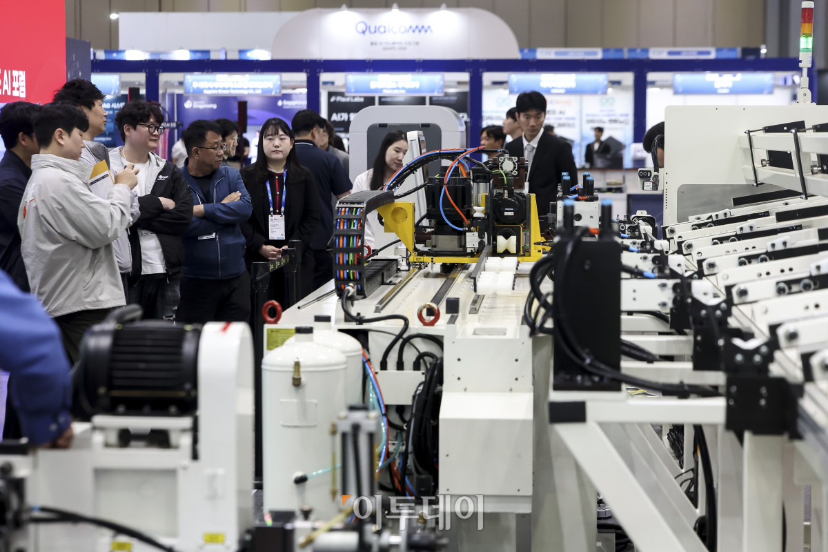 ▲21일 경기 고양시 킨텍스 제1전시장에서 열린 '2026 산업 AI EXPO'를 찾은 관람객들이 파이프 CNC 벤딩기를 살펴보고 있다. '2026 산업 AI EXPO'는 산업계 AI 혁신 생태계 구축 및 확산과 산업별 AX 비즈니스 네트워킹 및 협업 파트너십을 구축하기 위해 개최됐다. 행사는 23일까지 킨텍스 제1전시장 2홀에서 열린다. 고성준 기자 joonko1@