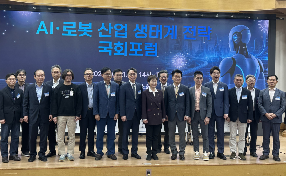 ▲21일 서울 여의도 국회의원회관에서 열린 ‘AI·로봇 산업 생태계 전략 국회포럼’ 참석자들이 기념 촬영을 하고 있다. 박재훈 기자 ident@