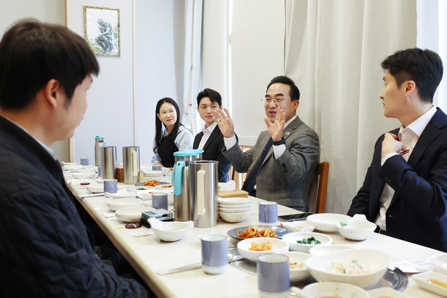 ▲박홍근(오른쪽 두 번째) 기획예산처 장관이 21일 세종시에서 열린 ‘일 ·가정 양립 직원 오찬 간담회’에서 직원들과 이야기를 나누고 있다. (사진제공=기획예산처)