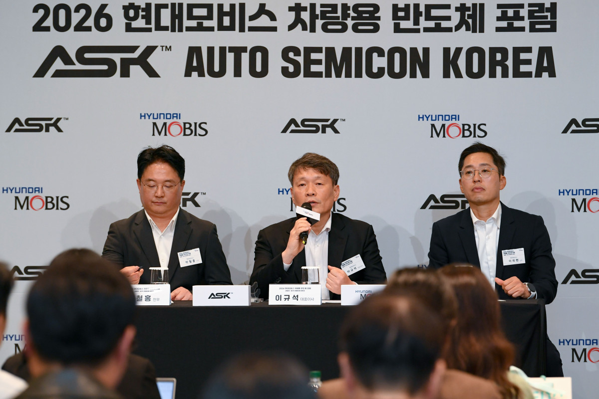 ▲이규석 현대모비스 사장이 21일 미디어 간담회에서 ASK 포럼의 취지와 성과를 설명하고 있다. 왼쪽부터 현대모비스 박철홍 반도체사업담당 전무, 이규석 사장, 이희현 반도체사업관리실장 상무. (사진=현대모비스)
