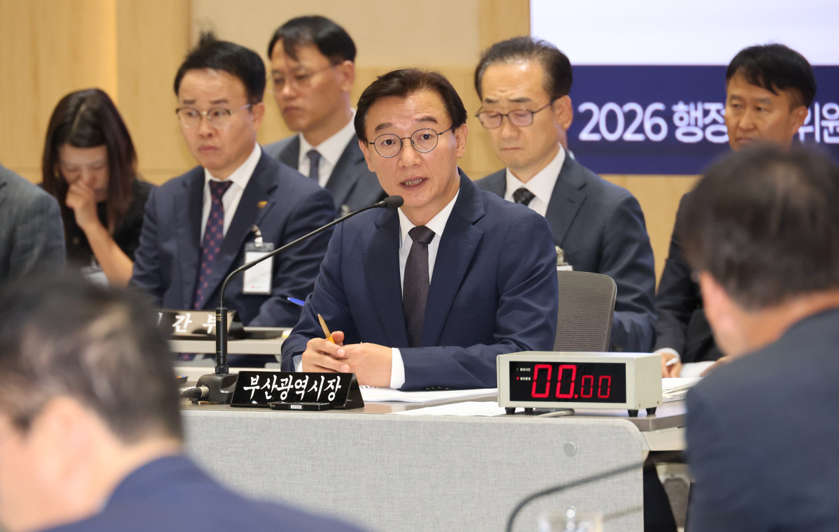 ▲21일 부산시 연제구 부산시청에서 열린 국회 행정안전위원회의 부산시에 대한 국정감사에서 전재수 부산시장이 의원 질의에 답변하고 있다. (연합뉴스)