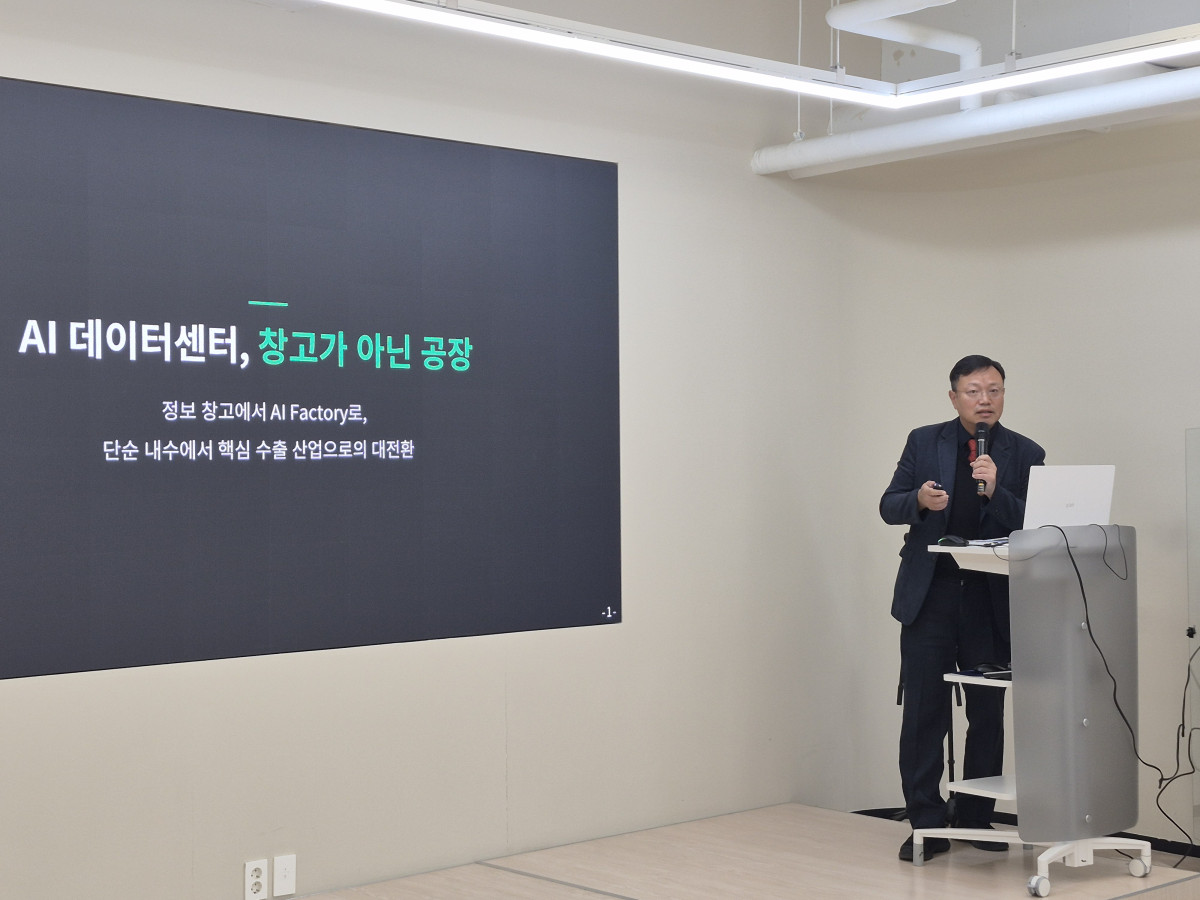 ▲21일 강남구 KTOA에서 개최된 AI 미래가치 포럼에서 이영탁 SKT 부사장이 발표하고 있다. 김연진 기자 yeonjin@