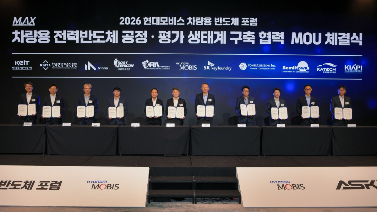 ▲왼쪽에서 다섯번째부터 한국팹리스산업협회 김경호 회장, 현대모비스 이규석 사장, SK키파운드리 이동재 대표가 21일 ASK 포럼 행사장에서 열린 '차량용 전력반도체 공정·평가 생태계 구축 협력 MOU 체결식'에서 기념 사진을 찍고 있다 (사진=현대모비스)