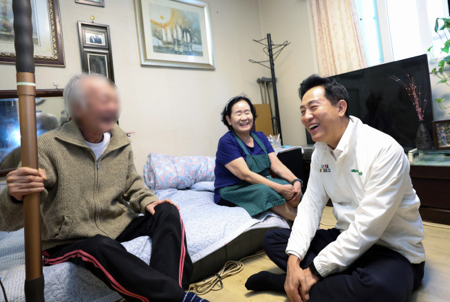 ▲오세훈 서울시장이 21일 서울형 통합돌봄 서비스를 이용 중인 어르신을 만나 얘기를 나누고 있다. (사진제공=서울시)