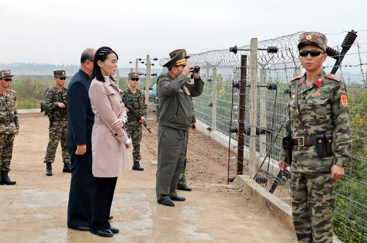 ▲<YONHAP PHOTO-5803> 북한 박정천·김여정, 남부 국경 요새화 공사 현장 시찰    (평양 조선중앙통신=연합뉴스) 박정천 북한 국방성 고문이 지난 20일 리일환 노동당 비서, 김여정 당 부장, 인민군 총참모부 주요 지휘관들과 함께 남부 국경 요새화 공사 현장의 주요 지점들을 시찰했다고 조선중앙통신이 21일 보도했다. 2026.10.21     [국내에서만 사용가능. 재배포 금지. For Use Only in the Republic of Korea. No Redistribution]    nkphoto@yna.co.kr/2026-10-21 16:37:28/<저작권자 ⓒ 1980-2026 ㈜연합뉴스. 무단 전재 재배포 금지, AI 학습 및 활용 금지>