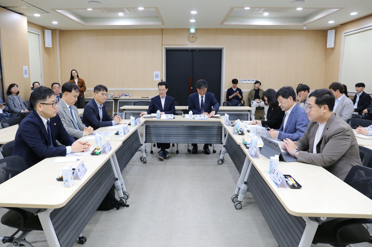 ▲21일 전북연구원에서 열린 탄소중립·녹색혁신 정책협력 행사에서 참석자들이 지역의 지속 가능한 성장 방안을 논의하고 있다. (사진제공=전북특별자치도)