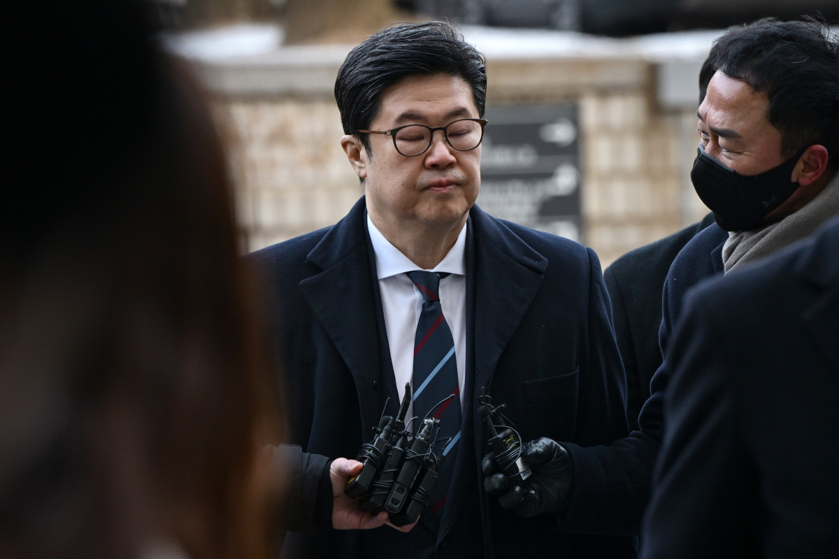 ▲'홈플러스 사태'와 관련해 1천억원대 사기 혐의를 받는 김병주 MBK파트너스 회장이 구속 전 피의자 심문(영장실질심사)를 위해 13일 서울 서초구 서울중앙지방법원에 들어서고 있다. (연합뉴스)