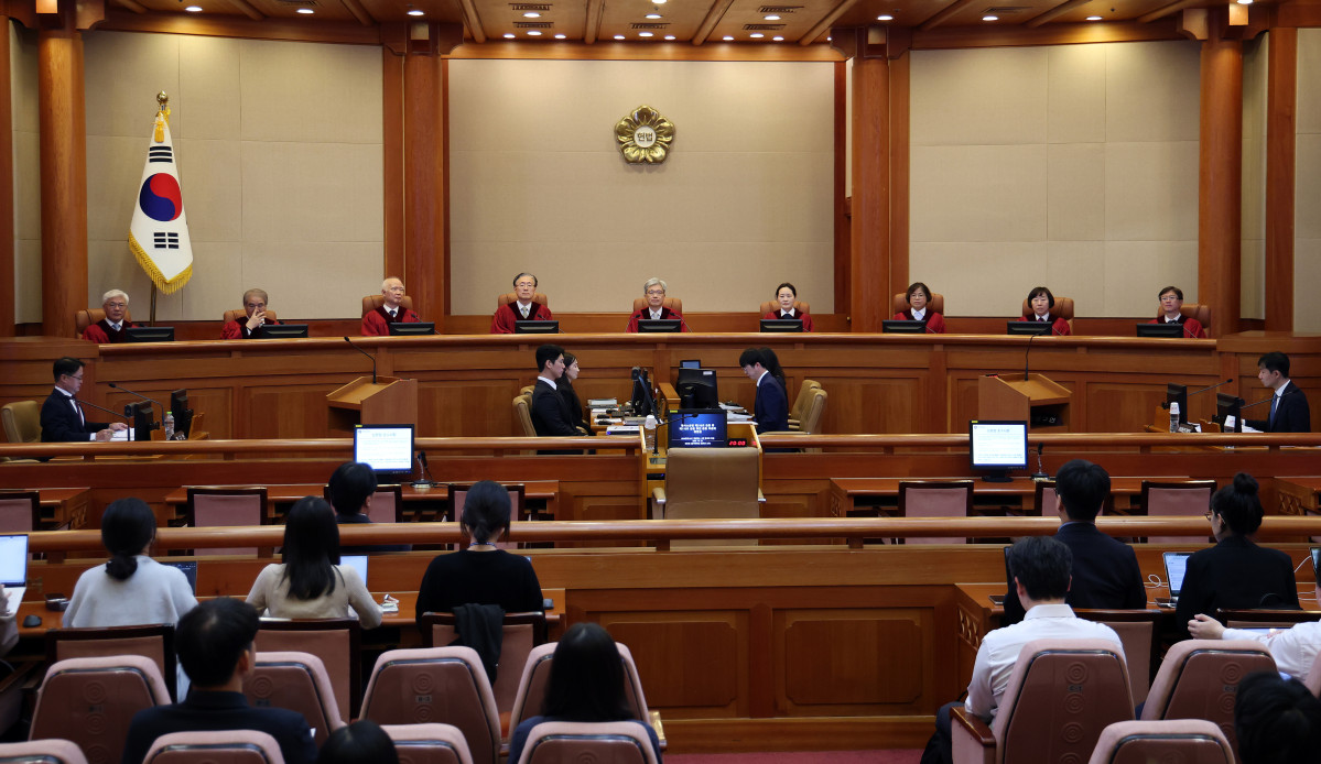 ▲김상환 헌법재판소장과 헌법재판관들이 21일 서울 종로구 헌법재판소 심판정에서 열린 '압수수색 영장사본 미교부' 재판소원 변론을 위해 착석해 있다. (연합뉴스)