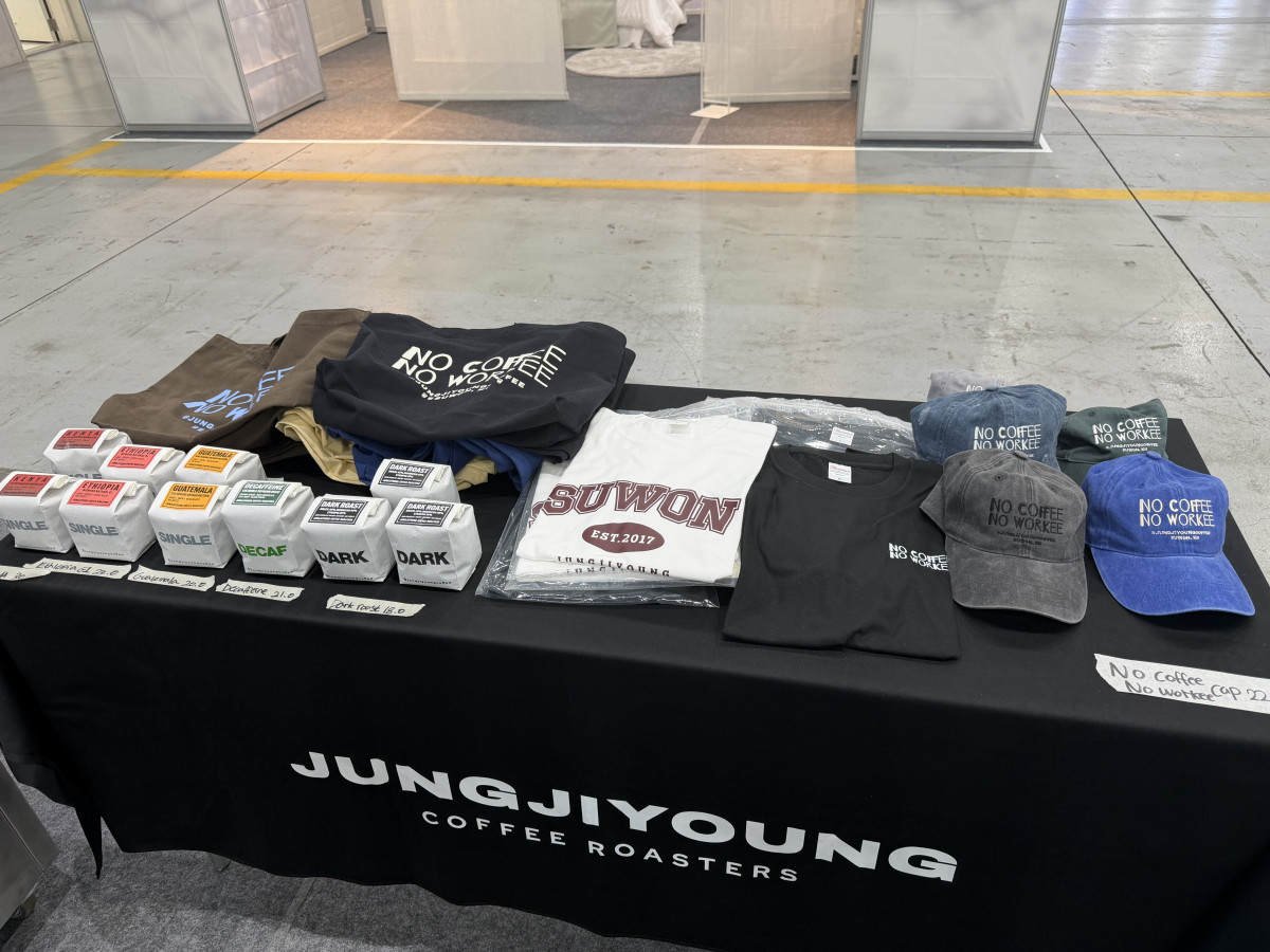 ▲정지영커피로스터즈가 20일 행사장에 진열한 케냐·에티오피아·과테말라 싱글 오리진 원두와 ‘SUWON EST.2017’ 티셔츠, ‘NO COFFEE NO WORKEE’ 모자 등 브랜드 상품. (정지영커피로스터즈)