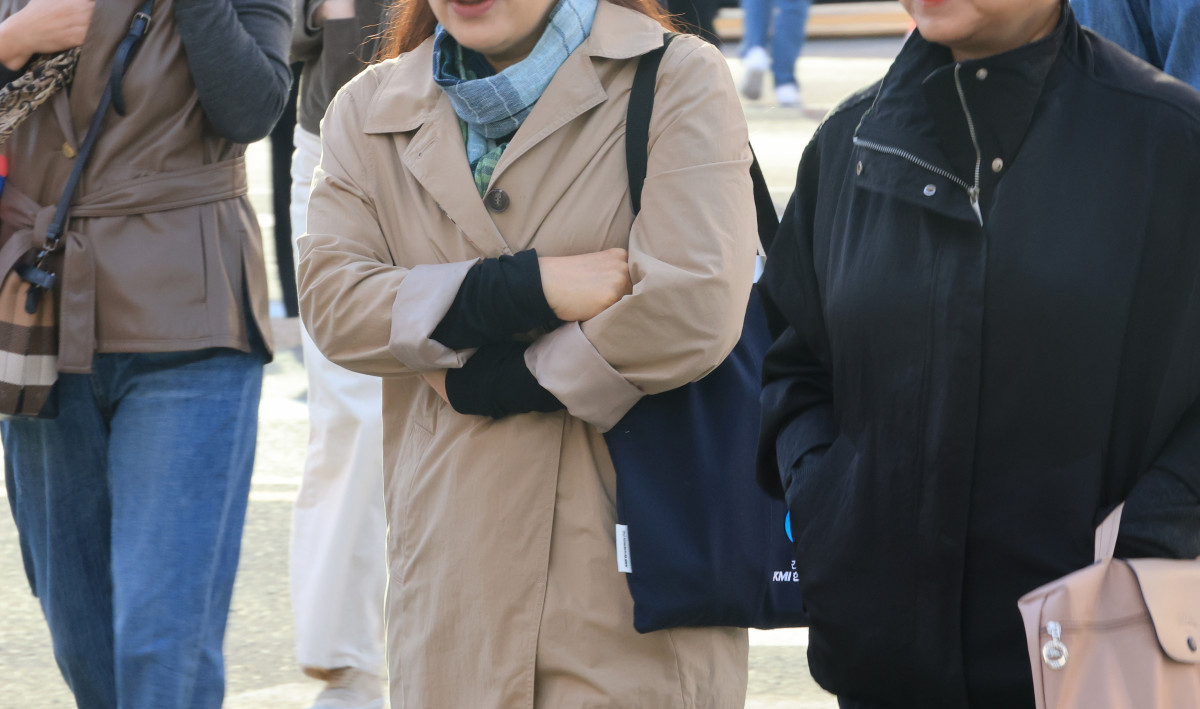 ▲서울의 아침 기온이 9.3도까지 내려간 14일 서울 시내에서 몸을 움츠린 시민들이 출근 시간 발길을 재촉하고 있다. 2026.10.14 (연합뉴스)