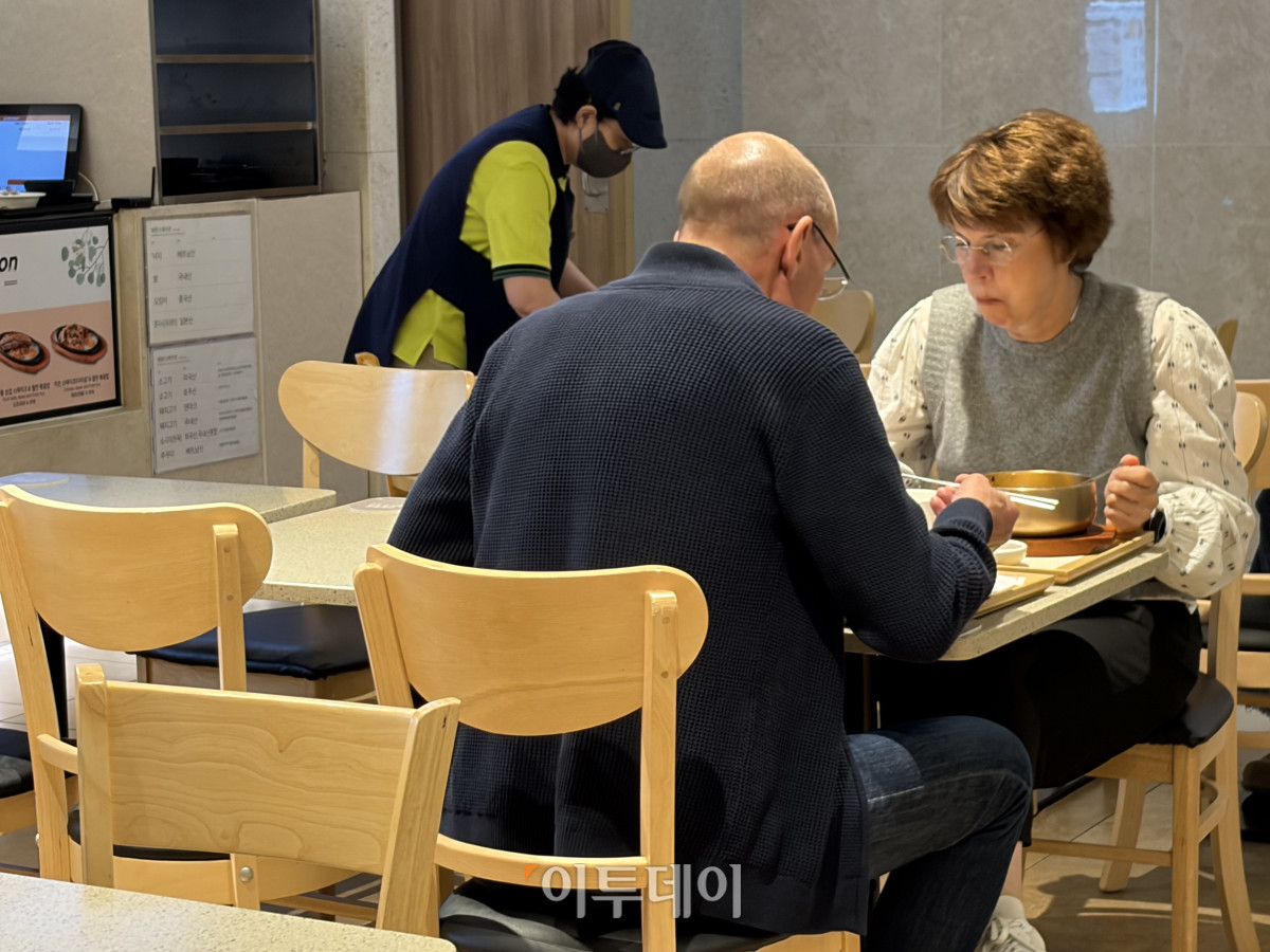 ▲서울 중구 롯데백화점 지하 1층 푸드코트에서 독일인 부부가 식사 중이다. (황민주 기자 minchu@)