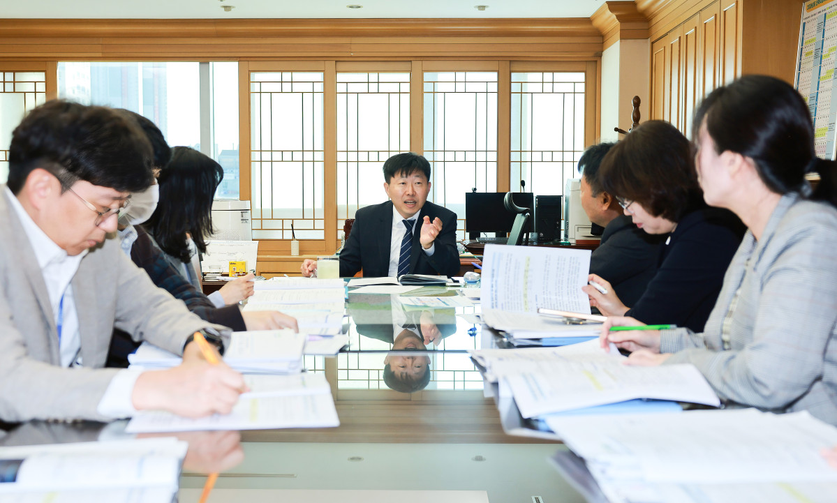 ▲고정삼 전북도 경제부지사가 ‘2028년 국가예산 신규사업 발굴 1차 보고회’에서 주요 사업의 추진계획을 점검하고 있다.