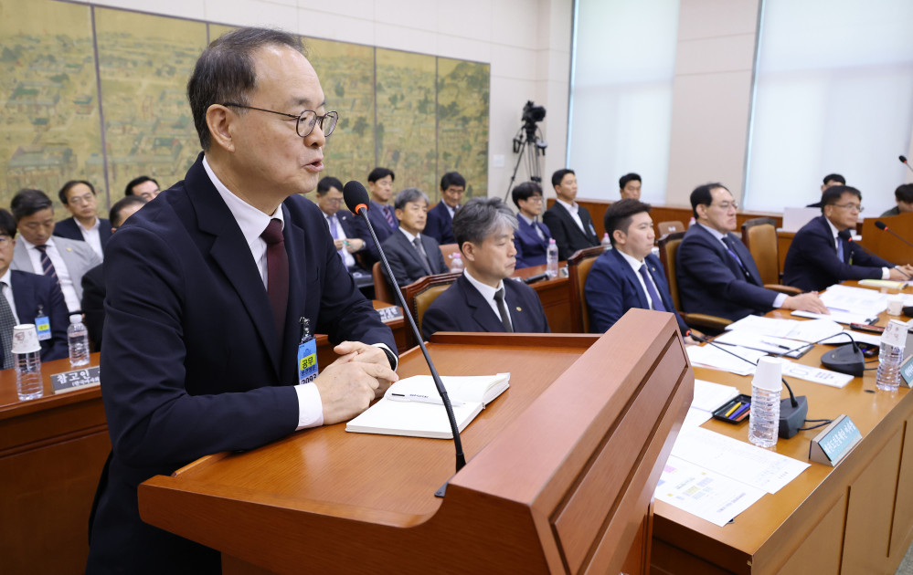 ▲이용수 대한축구협회 회장 직무대행이 21일 국회 문화체육관광위원회에서 열린 대한체육회 등에 대한 국정감사에 일반증인으로 출석해 문체위원 질의에 답하고 있다. (연합뉴스)