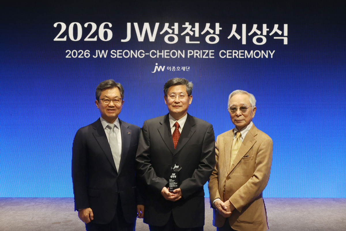 ▲(왼쪽부터) 이경하 JW이종호재단 이사장(JW 회장), 2026 JW성천상 수상자 김용민 충북대학교 의과대학 명예교수, 이성낙 JW성천상위원회 위원장(가천의대 명예총장)이 ‘2026 JW성천상’ 시상식에서 기념촬영을 하고 있다. (사진제공=JW중외제약)