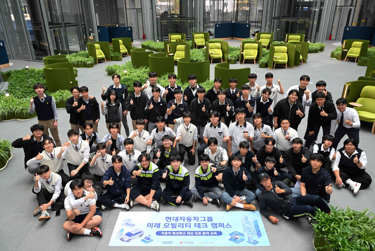 ▲자동차 특성화고 학생들이 21일 현대차 수원 하이테크센터에서 진행된 'HMG 미래 모빌리티 테크 캠퍼스' 초청 교육에 참여한 모습. (사진=현대차)