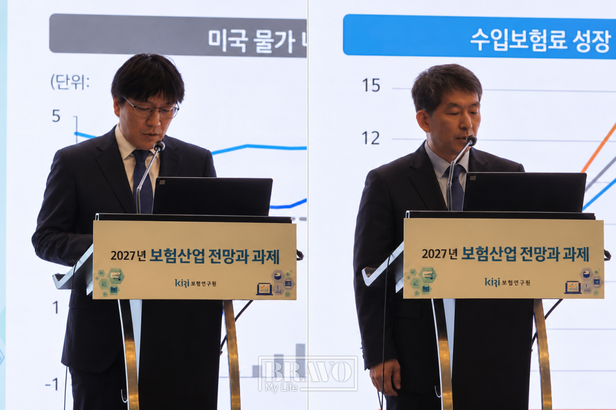 ▲보험연구원 김동겸(왼쪽) 금융시장분석실장과 김해식 연구조정실장이 22일 경영인 조찬세미나에서 발표를 하고 있다. 서지희 기자 jhsseo@