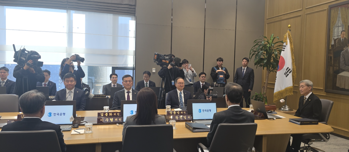 ▲22일 서울 중구 한국은행 본점 16층 금통위 회의실에서 신현송 총재를 비롯한 금통위원들이 회의 시작을 기다리고 있다. (배근미 기자 athena3507@)