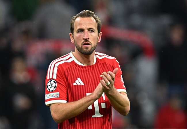 ▲21일(현지시간) 독일 뮌헨 알리안츠 아레나에서 열린 UEFA 챔피언스리그 바이에른 뮌헨과 아스널의 경기가 끝난 뒤, 바이에른 뮌헨의 해리 케인이 관중석을 향해 박수를 보내고 있다. (로이터/연합뉴스)