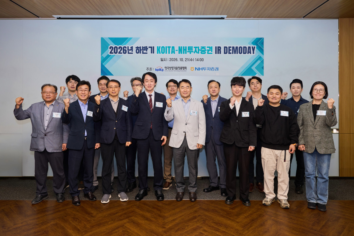 ▲지난 21일 NH투자증권은 프리미어블루 삼성동센터에서 한국산업기슬진흥협회와 공동으로 ‘2026 하반기 KOITA IR DEMODAY’를 개최하고 기념 촬영을 하고 있다. (첫째줄 왼쪽부터) 엠피웍스 주성호 대표, 셀인셀즈 김종호 전무, 바이오션 윤준호 전, 바이오메트릭스테크놀로지 김태선 대표, KOITA 김종훈 상임이사, 루덴스 정지환 대표, NH투자증권 송인섭 부장, 릴리커버 안선희 대표 (사진=NH투자증권)