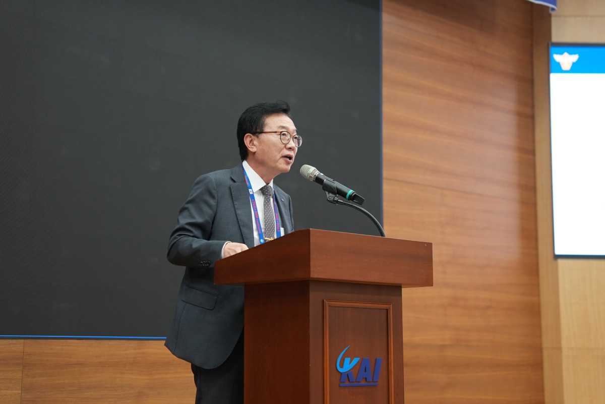 ▲송호철 KAI 생산운영부문장(부사장)이 21일부터 23일까지 경남 사천에서 진행된 K-TCG와 SMG 국제회의에서 발표하고 있다. (사진제공=KAI)