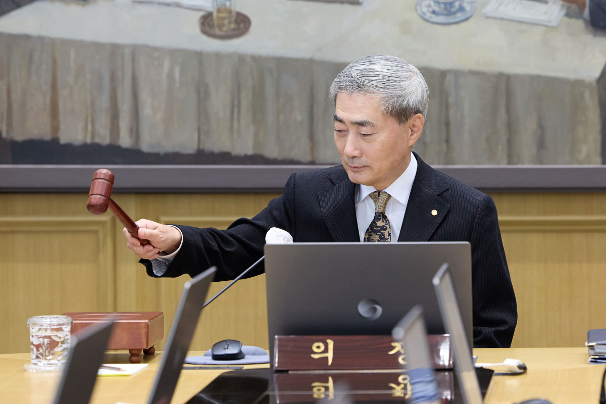 ▲22일 오전 서울 중구 한국은행에서 열린 금융통화위원회 통화정책방향 회의에서 신현송 총재가 의사봉을 두드리고 있다. (사진제공=한국은행)