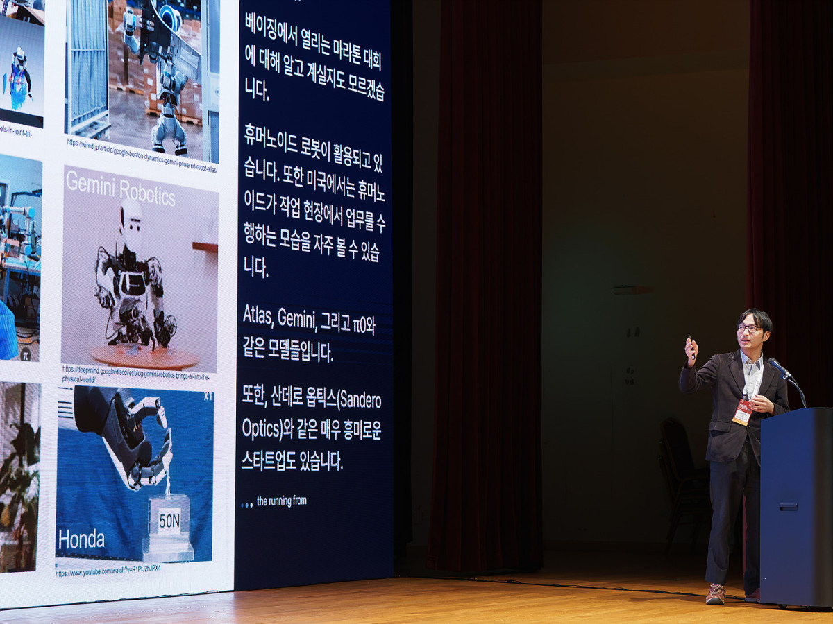 ▲타몬 미야케 와세다대학교 교수가 21일 서울 코엑스에서 열린 ‘2026 K-AgeTech 글로벌 포럼 & 네트워킹'에서 휴머노이드 로봇 개발 동향을 발표하고 있다.(이준호 기자)