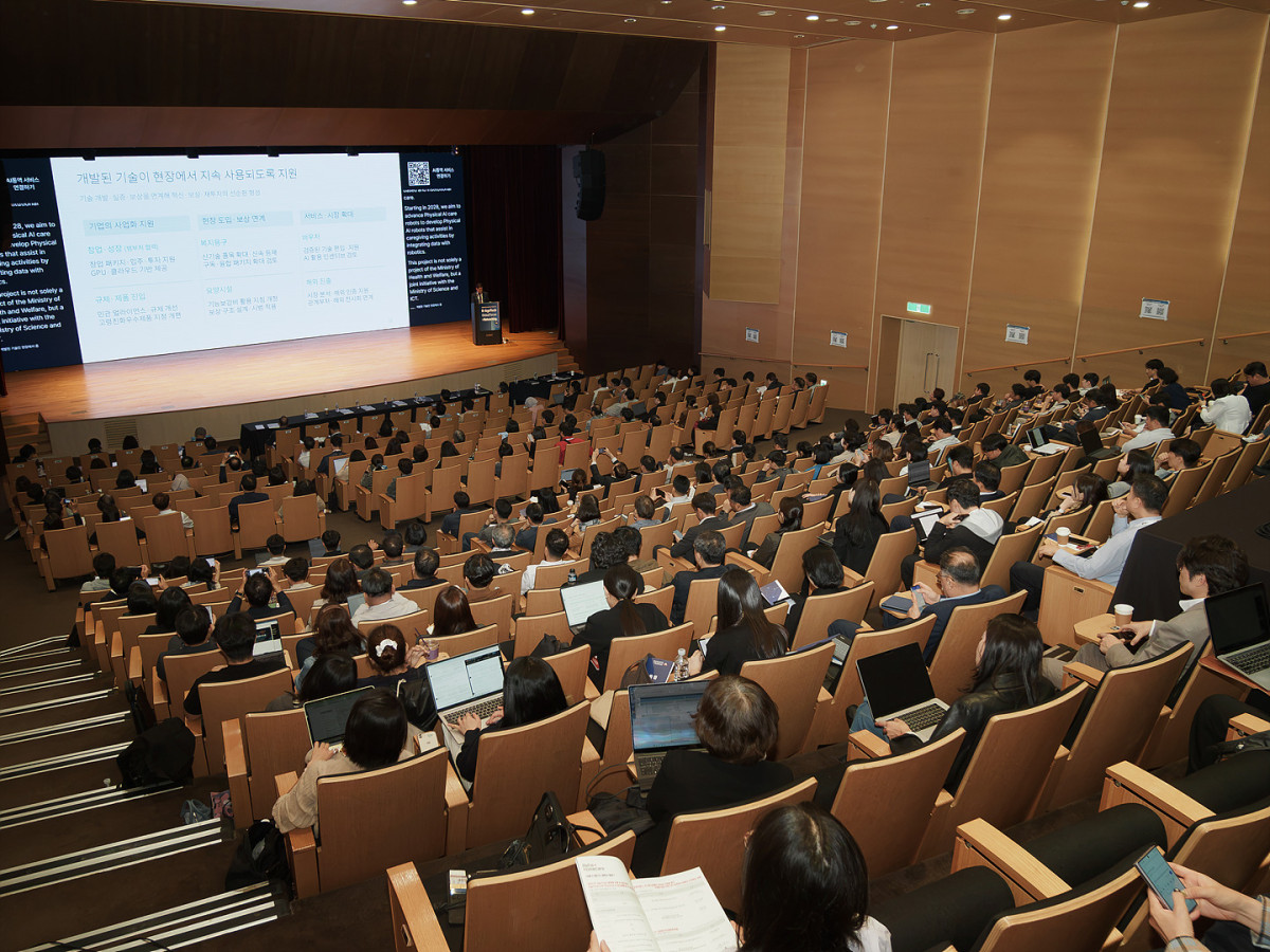 ▲21일 서울 코엑스에서 열린 ‘2026 K-AgeTech 글로벌 포럼 & 네트워킹'에 산학연관 관계자들이 참석해 발표를 듣고 있다.(이준호 기자)