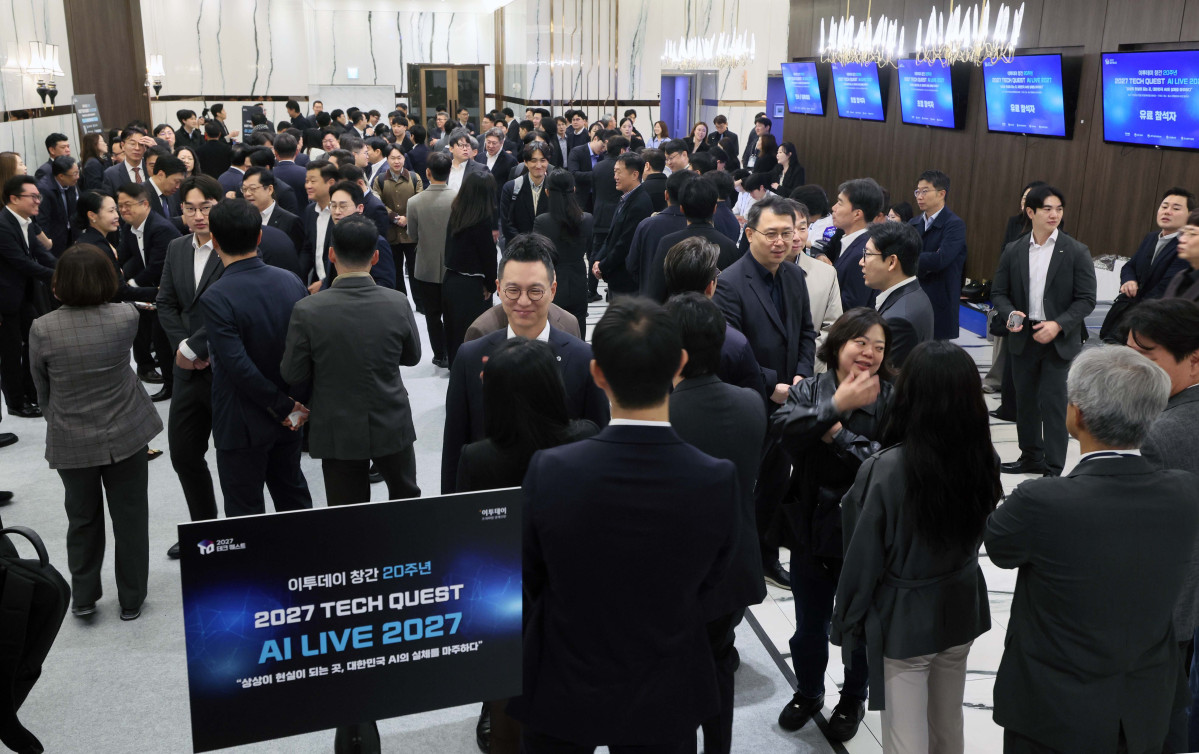 ▲22일 서울 여의도 중소기업중앙회에서 열린 ‘2027 테크 퀘스트(TECH QUEST)-AI LIVE 2027’ 행사장 앞이 참석자들로 붐비고 있다. 이투데이가 창간 20주년을 맞아 ‘상상이 현실이 되는 곳, 대한민국 AI의 실체를 마주하다’를 주제로 가진 이번 테크 퀘스트는 AI 반도체와 산업 AI전환(AX), 피지컬 AI, AI 투자 및 정부 정책까지 대한민국 AI 산업의 현주소를 진단하고 성장 전략을 제시하는 자리다. 신태현 기자 holjjak@