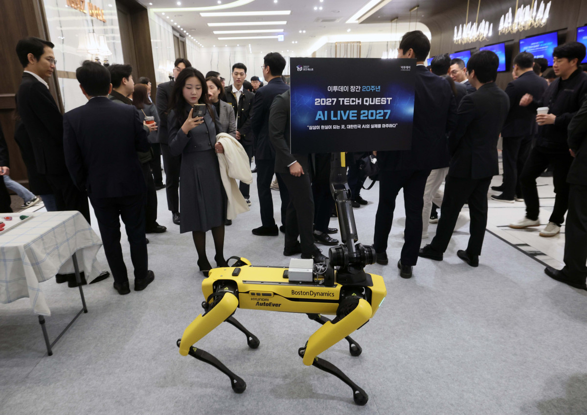 ▲22일 서울 여의도 중소기업중앙회에서 열린 ‘2027 테크 퀘스트(TECH QUEST)-AI LIVE 2027’ 행사장 앞에서 현대자동차그룹·보스턴다이내믹스 로봇개 ‘스팟(Spot)’이 테크 퀘스트를 홍보하고 있다. 이투데이가 창간 20주년을 맞아 ‘상상이 현실이 되는 곳, 대한민국 AI의 실체를 마주하다’를 주제로 가진 이번 행사는 AI 반도체와 산업 AI전환(AX), 피지컬 AI, AI 투자 및 정부 정책까지 대한민국 AI 산업의 현주소를 진단하고 성장 전략을 제시하는 자리다. 신태현 기자 holjjak@