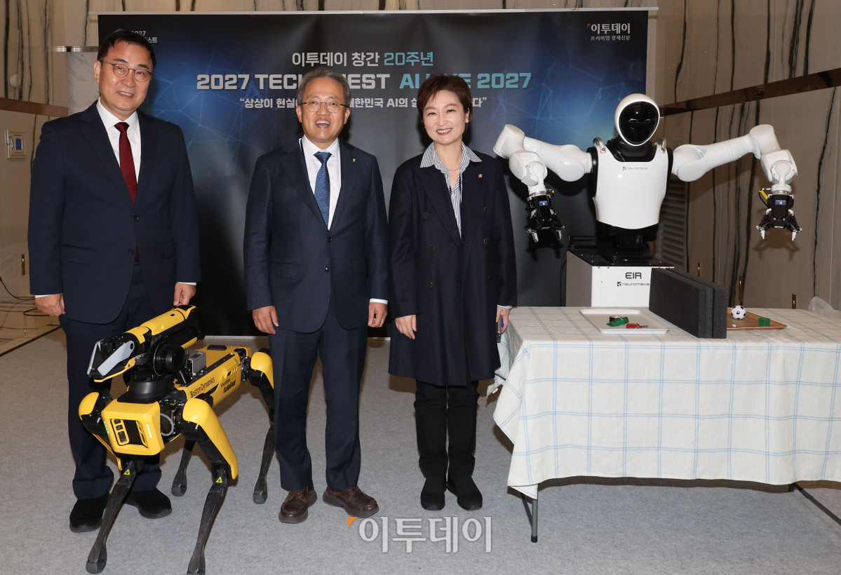 ▲송기헌(가운데) 국회 과학기술정보방송통신위원장, 최형두(왼쪽) 국회 과학기술정보방송통신위원회 국민의힘 간사, 이언주 국회 산업통상자원중소벤처기업위원회 위원이 22일 서울 여의도 중소기업중앙회에서 열린 ‘2027 테크 퀘스트(TECH QUEST)-AI LIVE 2027’에서 현대차그룹 ∙ 보스턴다이내믹스 로봇개(4족보행 로봇)‘스팟(Spot)’과 뉴로메카 휴머노이드 로봇 ‘에이르(EIR)’와 기념촬영을 하고 있다. 고이란 기자 photoeran@