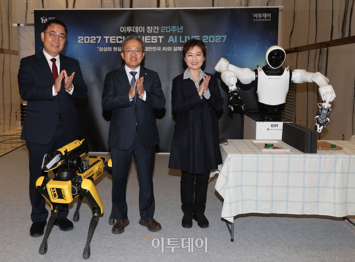 ▲송기헌(가운데) 국회 과학기술정보방송통신위원장, 최형두(왼쪽) 국회 과학기술정보방송통신위원회 국민의힘 간사, 이언주 국회 산업통상자원중소벤처기업위원회 위원이 22일 서울 여의도 중소기업중앙회에서 열린 ‘2027 테크 퀘스트(TECH QUEST)-AI LIVE 2027’에서 현대차그룹 ∙ 보스턴다이내믹스 로봇개(4족보행 로봇)‘스팟(Spot)’과 뉴로메카 휴머노이드 로봇 ‘에이르(EIR)’와 기념촬영을 하고 있다. 고이란 기자 photoeran@