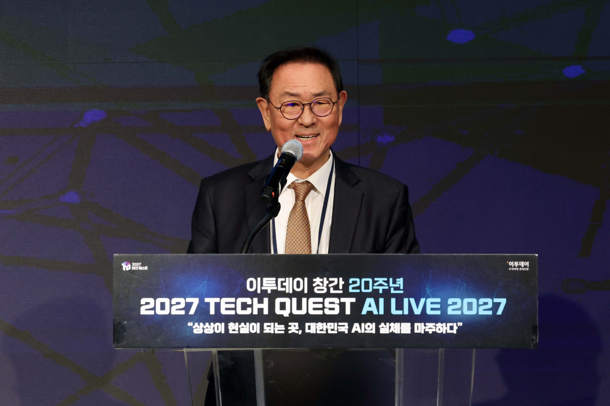 ▲이종재 이투데이 대표이사 부회장이 22일 서울 여의도 중소기업중앙회에서 열린 ‘2027 테크 퀘스트(TECH QUEST)-AI LIVE 2027’에서 환영사를 하고 있다. 이투데이가 창간 20주년을 맞아 ‘상상이 현실이 되는 곳, 대한민국 AI의 실체를 마주하다’를 주제로 가진 이번 테크 퀘스트는 AI 반도체와 산업 AI전환(AX), 피지컬 AI, AI 투자 및 정부 정책까지 대한민국 AI 산업의 현주소를 진단하고 성장 전략을 제시하는 자리다. 신태현 기자 holjjak@