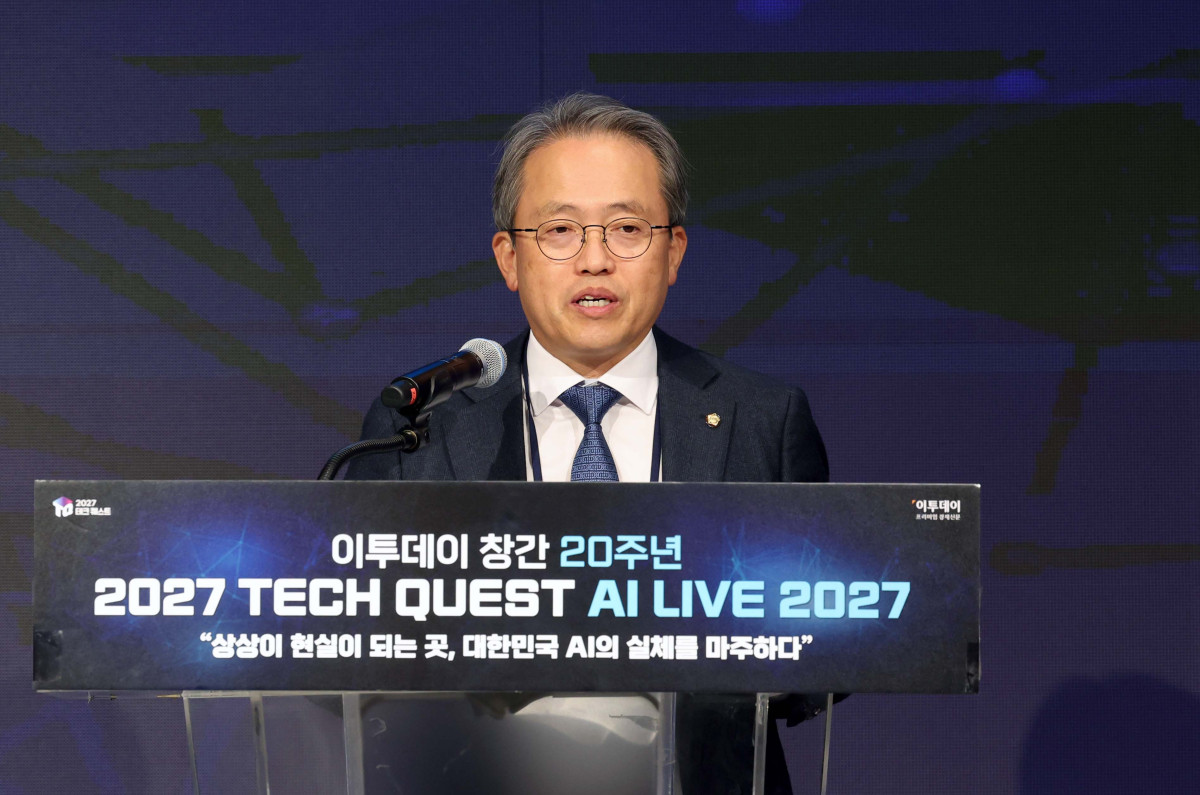 ▲송기헌 국회 과학기술정보방송통신위원회 위원장이 22일 서울 여의도 중소기업중앙회에서 열린 ‘2027 테크 퀘스트(TECH QUEST)-AI LIVE 2027’에서 축사를 하고 있다. 이투데이가 창간 20주년을 맞아 ‘상상이 현실이 되는 곳, 대한민국 AI의 실체를 마주하다’를 주제로 가진 이번 테크 퀘스트는 AI 반도체와 산업 AI전환(AX), 피지컬 AI, AI 투자 및 정부 정책까지 대한민국 AI 산업의 현주소를 진단하고 성장 전략을 제시하는 자리다. 신태현 기자 holjjak@